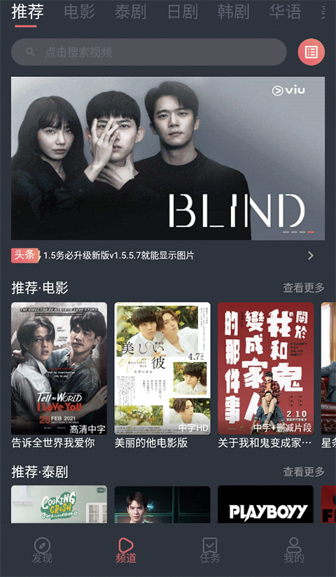 趴在毛绒玩具上的博美犬壁纸